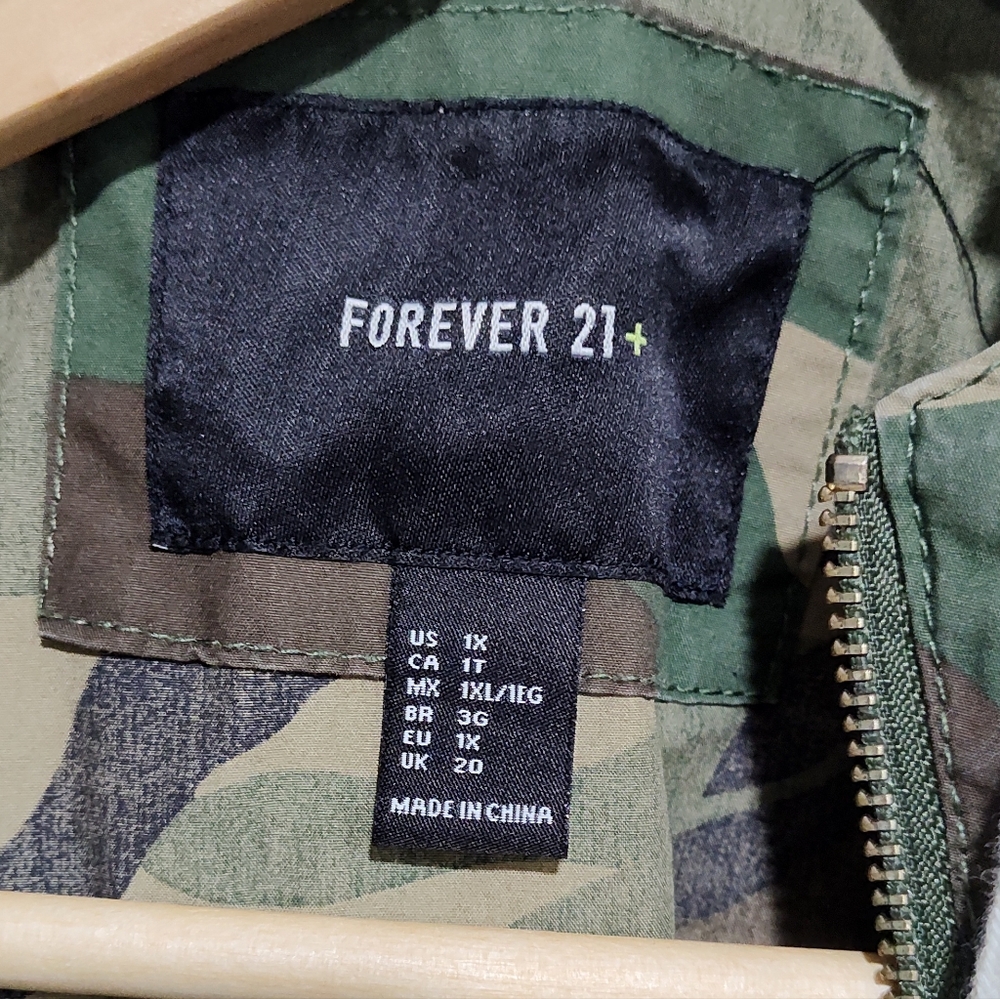 Forever 21 Women's Green Camo Utility Hooded Jacket, Full Zip, Pockets, Size 1X - Picture 8 of 9